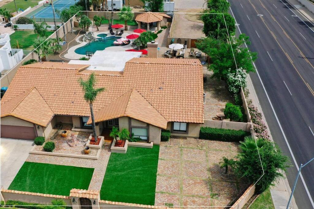 Location In Scottsdale, 8 Bedroom House, Heated Pool, Spa, Game Room, Bbq, Putting